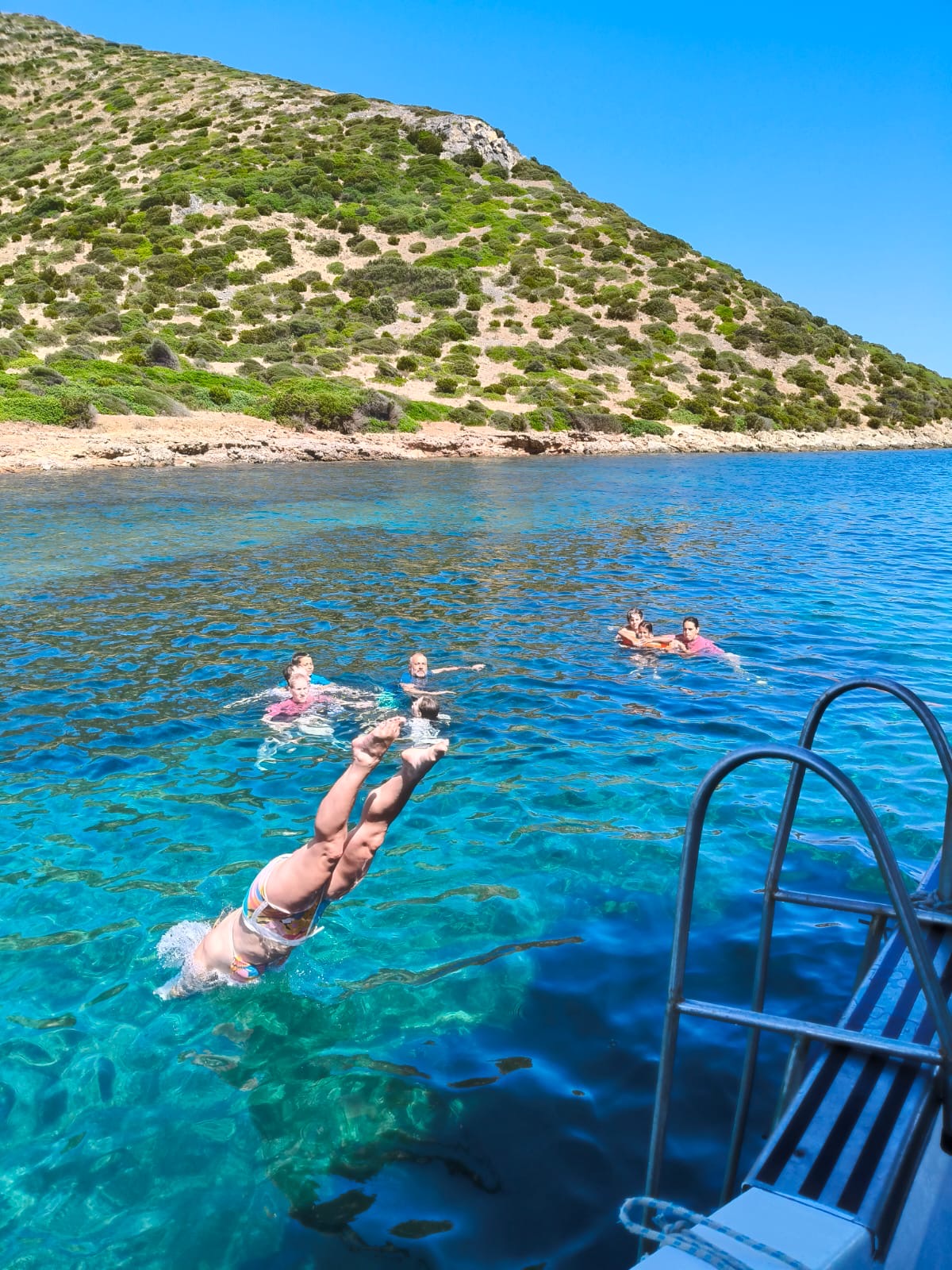 Tuffo dalla barca nelle acque cristalline durante la sosta bagno